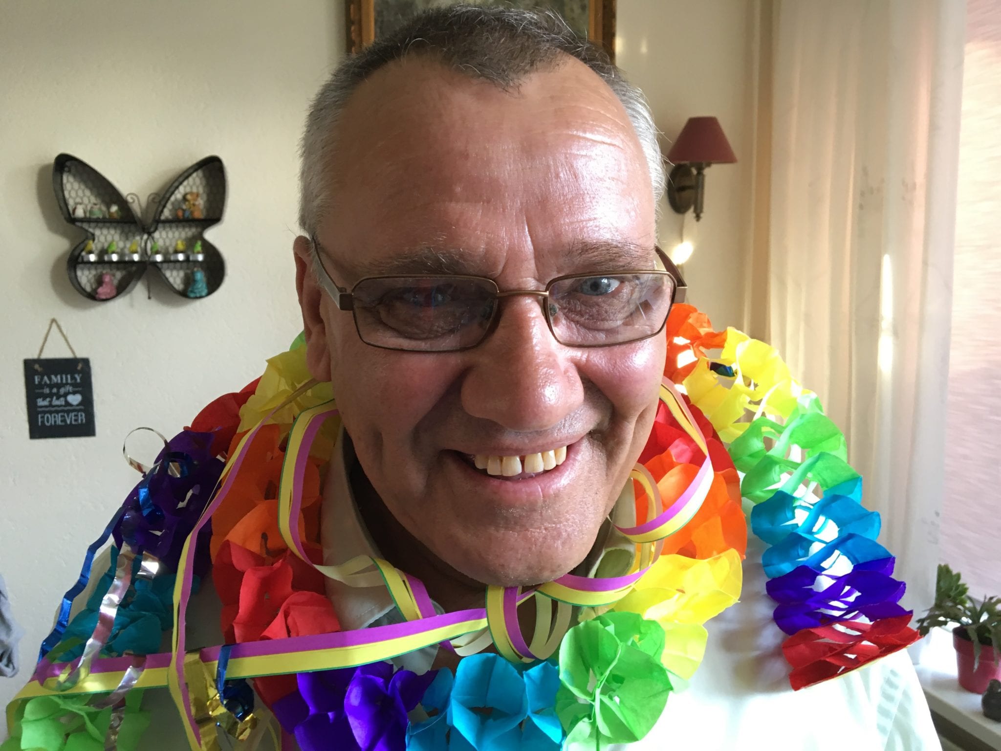 65 jarige man versierd met slingers