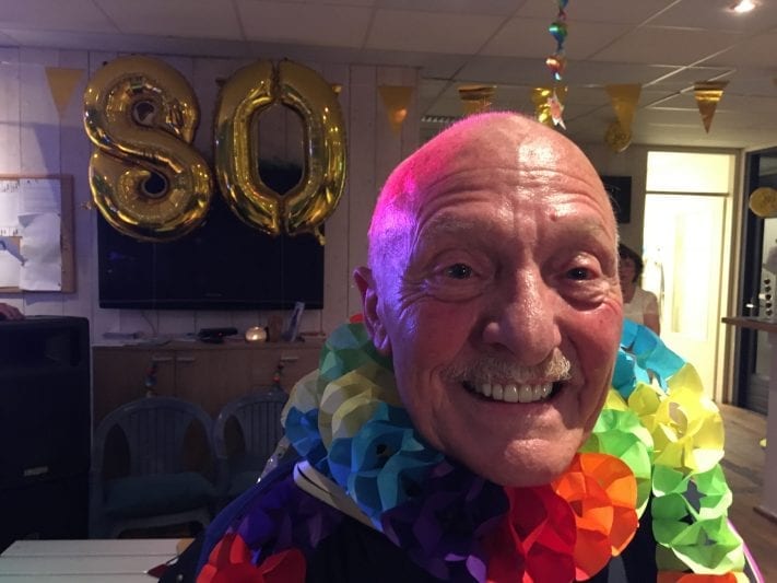 80 jarige in het zonnetje met lied op zijn verjaardag